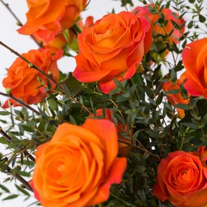 Oranje rozenboeket met bloesem | Rozen online bestellen & versturen | Surprose.nl