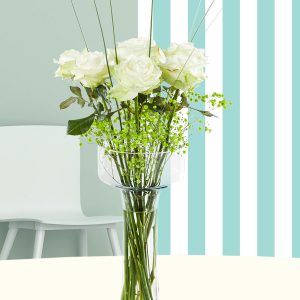 7 witte rozen met gipskruid + glasvaas Niki | Rozen online bestellen & versturen | Surprose.nl