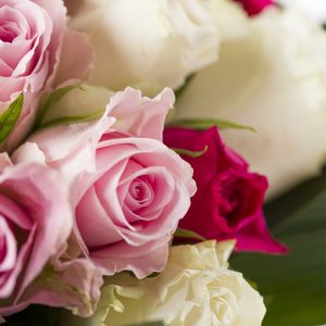Roze biedermeier boeket + gratis glasvaas | Rozen online bestellen & versturen | Surprose.nl