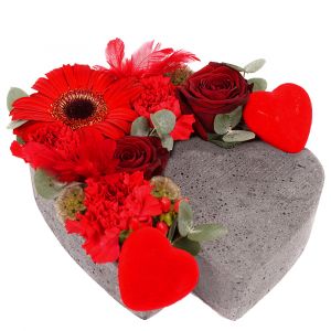 Hart van steen met rode bloemen