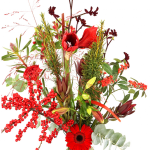 Geplukt kerstboeket rode bloemen in melkbus vaas