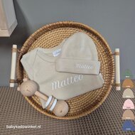 Rompertje en Babymutsje met rammelaar