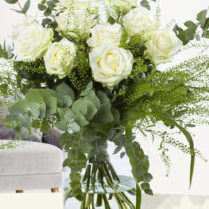10 witte rozen met eucalyptus