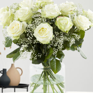 15 witte rozen met gipskruid