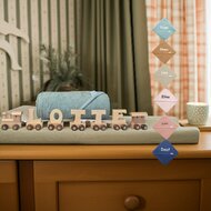 Houten naamtreintje met badcape of badjas