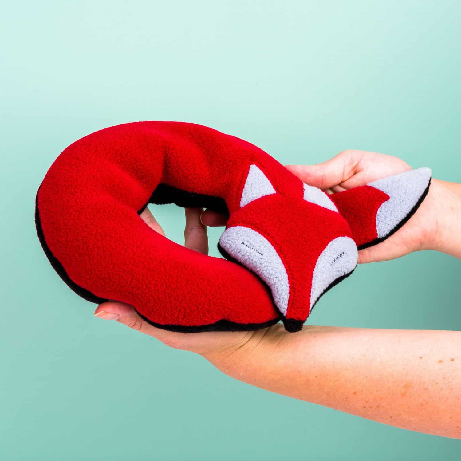 Noah The Fox Verwarmd Nekkussen - Rood 1 Noah The Fox Verwarmd Nekkussen - Rood