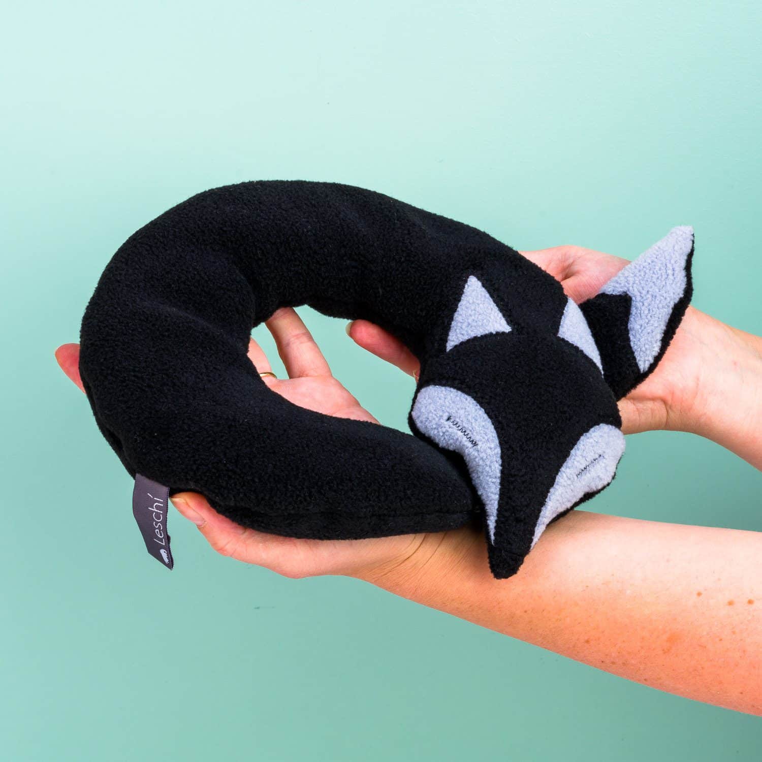 Noah The Fox Verwarmd nekkussen - Zwart 1 Noah The Fox Verwarmd nekkussen - Zwart