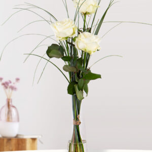 Drie witte rozen - premium rozen + glasvaas Debbie