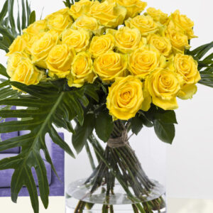 Gele rozen met botanisch blad