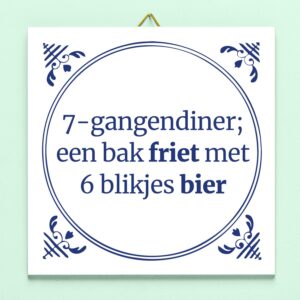 Tegeltje 7-gangendiner, een bak friet met 6 blikjes bier