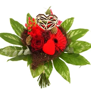 Rood boeket gemaakt in een hart frame