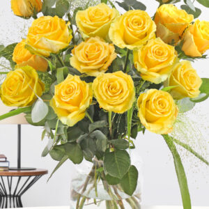 Geel rozenboeket met panicum en eucalyptus