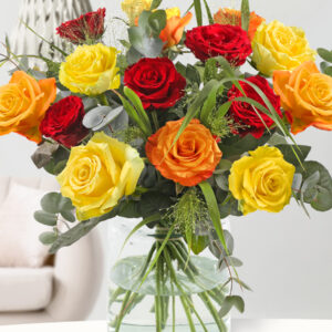 Gemengd boeket geel-oranje-rood met panicum en eucalyptus