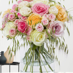 Gemengde rozen met tarwegras