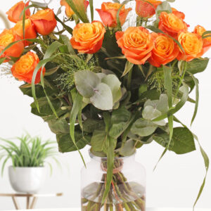 Oranje rozenboeket met panicum en eucalyptus