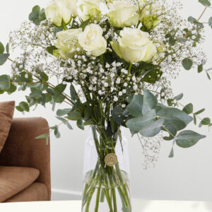 Wit rozenboeket met gipskruid en eucalyptus - Snowstorm